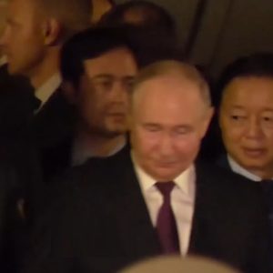 Tổng thống Nga Vladimir Putin đến sân bay Nội Bài lúc rạng sáng 20-6